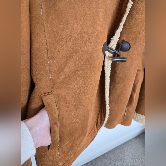 Chealsa & Theodore faux suede sherpa lined hooded coat in Carmel | size L - Picture 5 of 9